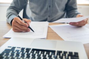 Empresário assinando documentos